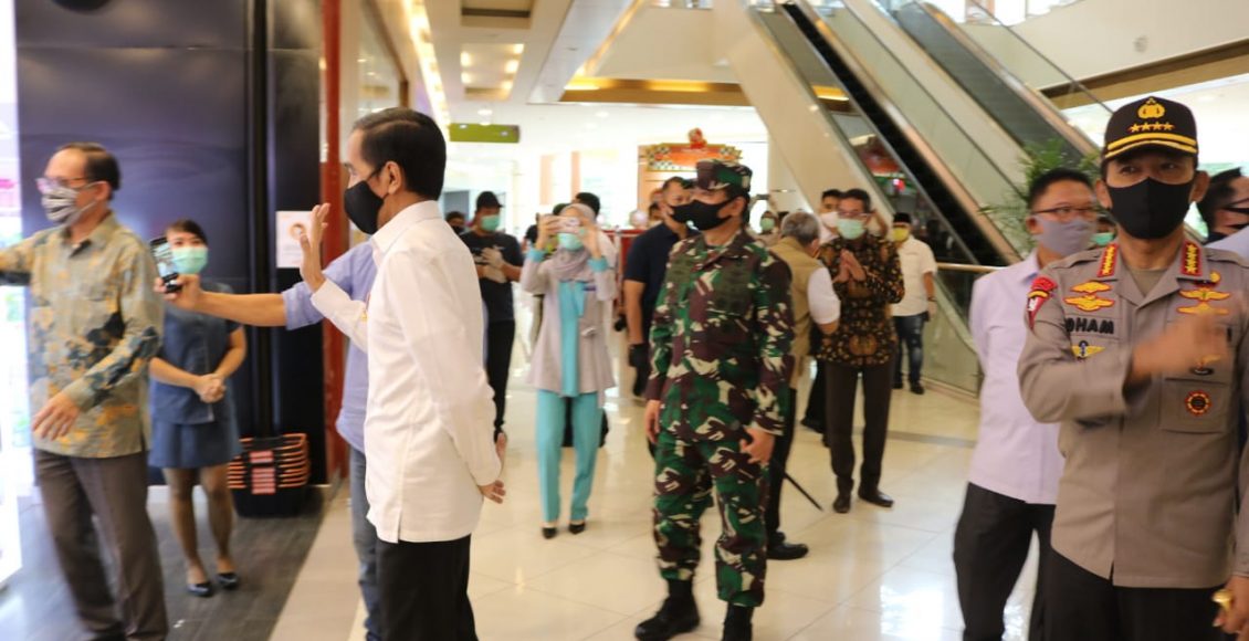 Presiden Jokowi didampingi Kapolres Metro Bekasi Kota Kombes Pol. Wijonarko dan Komandan Kodim 0507/Bks Kolonel Inf. Rama Pratama meninjau mall Summarecon Bekasi.