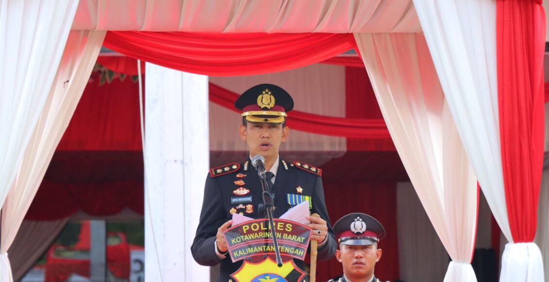 Kapolres Kotawaringin Barat AKBP Bayu Wicaksono, SH. SIK. MSi saat pimpin Upacara Hari Bhayangkara ke 77.(Foto:Humas)